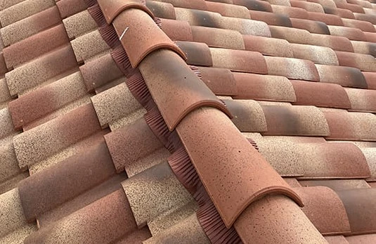 pose-faitiere-toiture-toulouse couvreur Toulouse, couvreur Blagnac, couvreur Balma, couvreur Ramonville, couvreur L'Union, énovation de toiture Toulouse, Nettoyage de toiture Toulouse, Isolation de toiture Toulouse, Fuite de toiture Toulouse, Étanchéité de toiture Toulouse, Réparation de faîtage Toulouse, Pose de tuile Toulouse, couvreur zingueur Toulouse, Pose de gouttière Toulouse, Planche de rive Toulouse, Pose de pied de cheminée Toulouse, Charpentier Toulouse, Pose Velux Toulouse