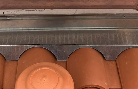 raccord-cheminee-tuiles-romanes-toulouse-1 couvreur Toulouse, couvreur Blagnac, couvreur Balma, couvreur Ramonville, couvreur L'Union, énovation de toiture Toulouse, Nettoyage de toiture Toulouse, Isolation de toiture Toulouse, Fuite de toiture Toulouse, Étanchéité de toiture Toulouse, Réparation de faîtage Toulouse, Pose de tuile Toulouse, couvreur zingueur Toulouse, Pose de gouttière Toulouse, Planche de rive Toulouse, Pose de pied de cheminée Toulouse, Charpentier Toulouse, Pose Velux Toulouse